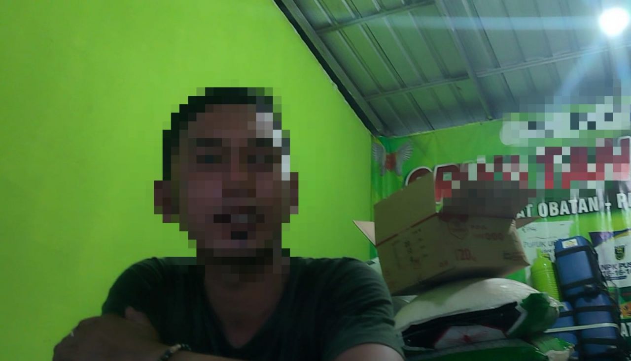 Awak media saat menemui GL di kios pertanian miliknya (foto : caption vidio klarifikasi_beritaformat.com)