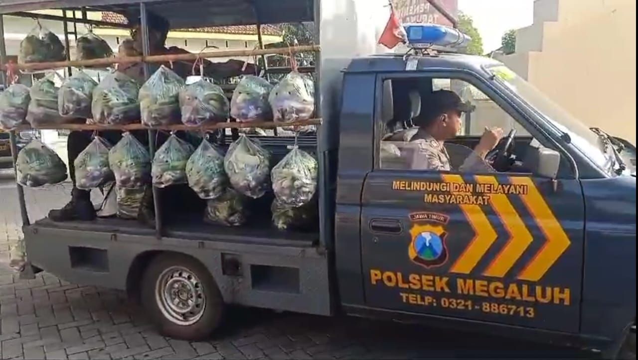 Mobil patroli Polsek Megaluh yang disulap menjadi gerobak sayur (foto : penmas.resjbg/darmanto_beritaformat.com)