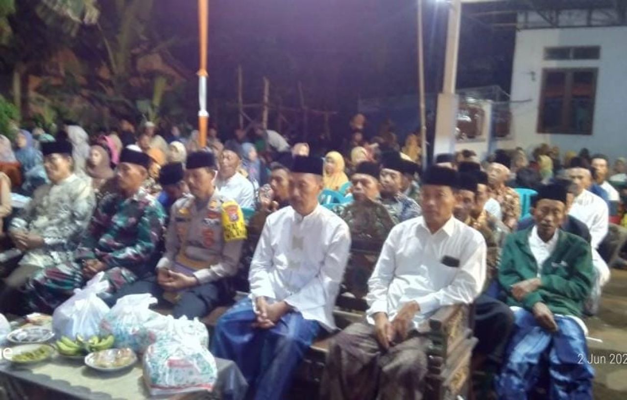 Kapolsek Bandarkedungmulyo AKP Suwadji,S.H., didampingi Kades Brangkal Sun'an dan Forkopimcam Bandarkendungmulyo khidmat mendengarkan tauziah Umi Laila dalam rangka Milad MI dan SMP Roudhotul Ulum (foto: darmanto_beritaformat.com)