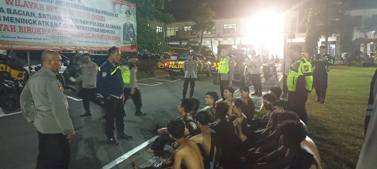 16 pemuda anggota perguruan silat mendapatkan pembinaan oleh Polres Jombang di halaman Mapolres Jombang pada Sabtu dini hari (foto: penmas.resjbg/darmanto_beritaformat.com)