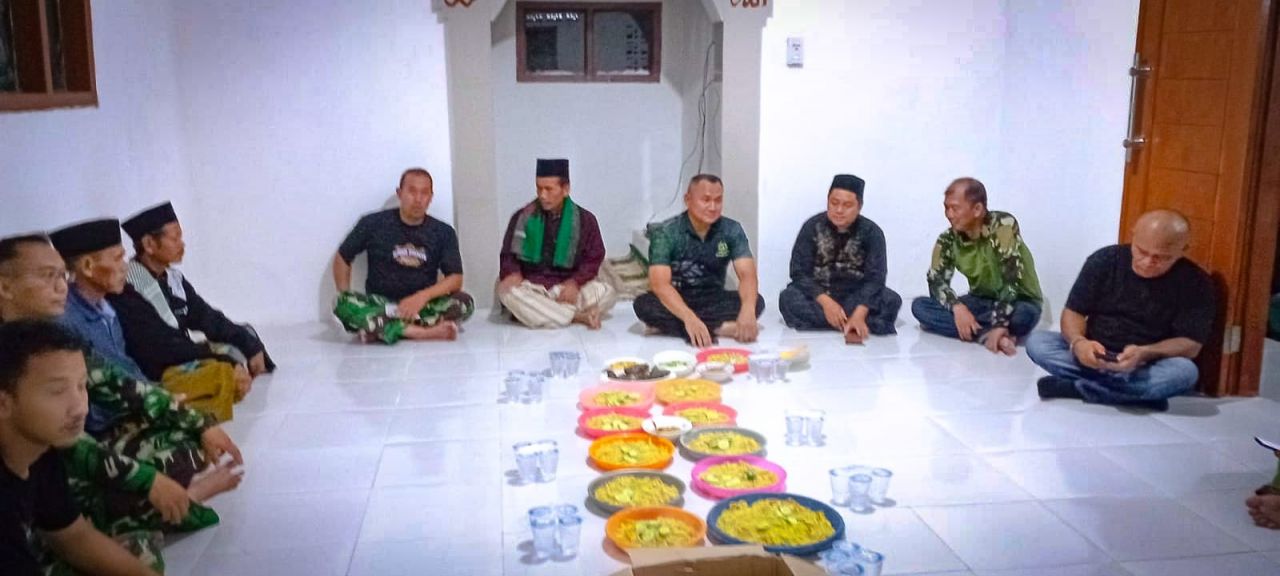 Kasdim 0619/PWK Mayor Arm Sulkhan bersama warga dan tokoh agama Desa Gurudug mengadakan tasyakuran dan do'a bersama atas perbaikan musholla Al Iftitah yang hampir selesai (foto : pendim0619pwk/v-to_beritaformat.com)