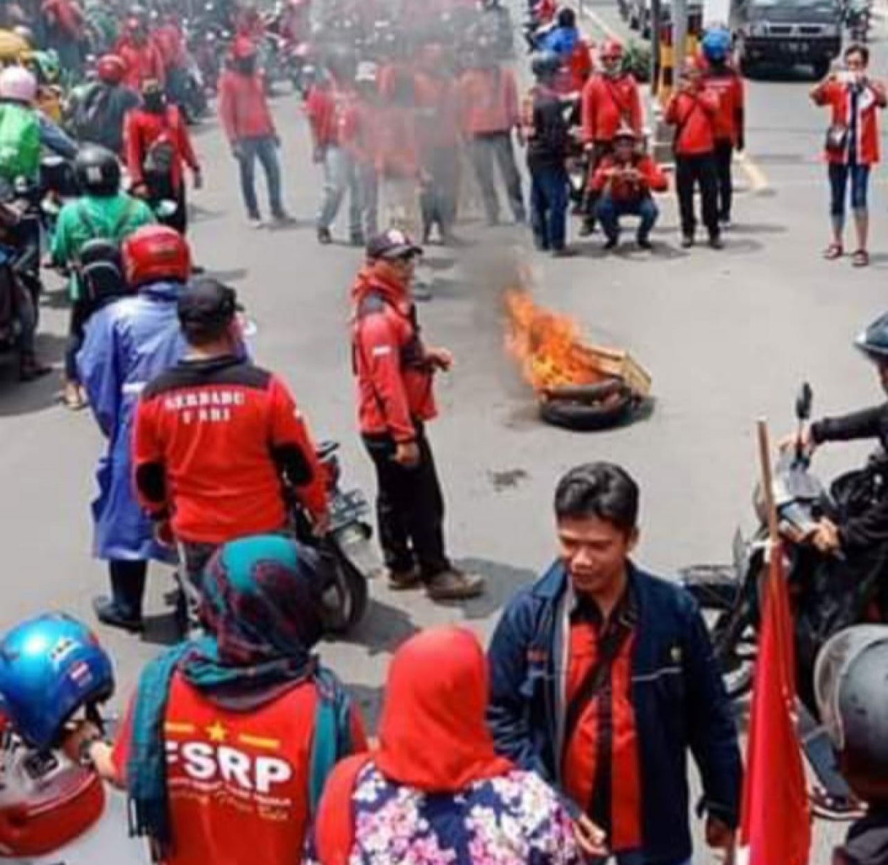 Aksi Toha Maksum dalam sebuah unjuk rasa buruh beberapa waktu lalu (foto : toha/redaksi_beritaformat.com)