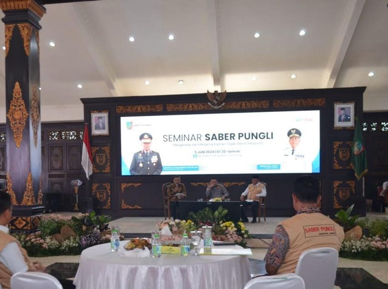 Narasumber Sekretaris Saber Pungli Pusat, Irjen Pol. Dr. H. Andry Wibowo, S.I.K., M.H., M.Si., didampingi Pj. Bupati Jombang, Sugiat.S.Sos.,M.PSi.T., dan Ketua Satgas Saber Pungli Jombang Kompol Hari Kurniawan, S.H., M.H., dalam acara seminar pencegahan p