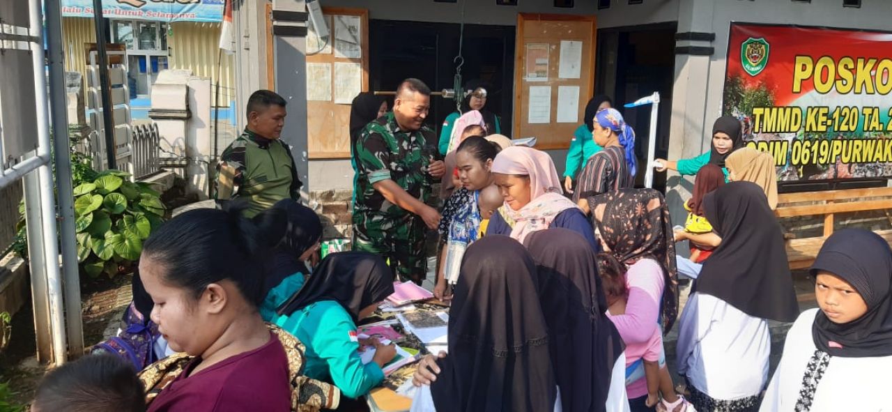 Bidan Puskesmas Desa Gurudug dibantu anggota Satgas TMMD memberikan pelayanan kesehatan pada ibu hamil dan balita (foto : pendim0619pwk/v-to_beritaformat.com)