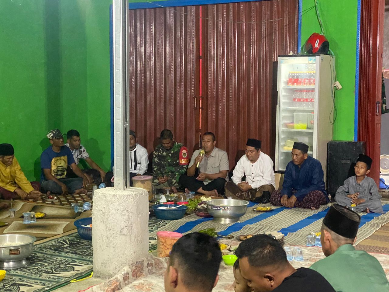 Kebersamaan Satgas TMMD dengan masyarakat pada saat makan siang di kediaman Kasi Pembangunan Desa Gurudug sekaligus menjadi agenda komsos, binter, dan bintahwil (foto: pendim0619pwk/v-to_beritaformat.com)