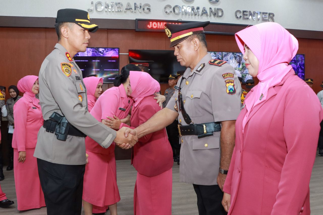Kapolres Jombang AKBP Eko Bagus Riyadi memberikan ucapan selamat pada Iptu Solikin Budi Santoso atas jabatan barunya sebagai Kapolsek Peterongan menggantikan AKP Dian Anang Nugroho (foto : penmasresjbg/darmanto_beritaformat.com)