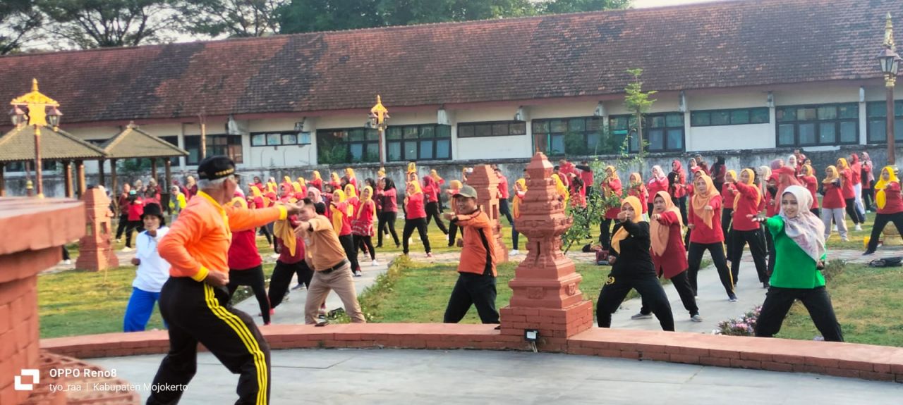 Bupati Mojokerto dr. Ikhfina Fatmawati,M.Si., mengikuti giat senam bersama jajaran OPD dan Masyarakat di RTH Sooko (fofo : erick_beritaformat.com)