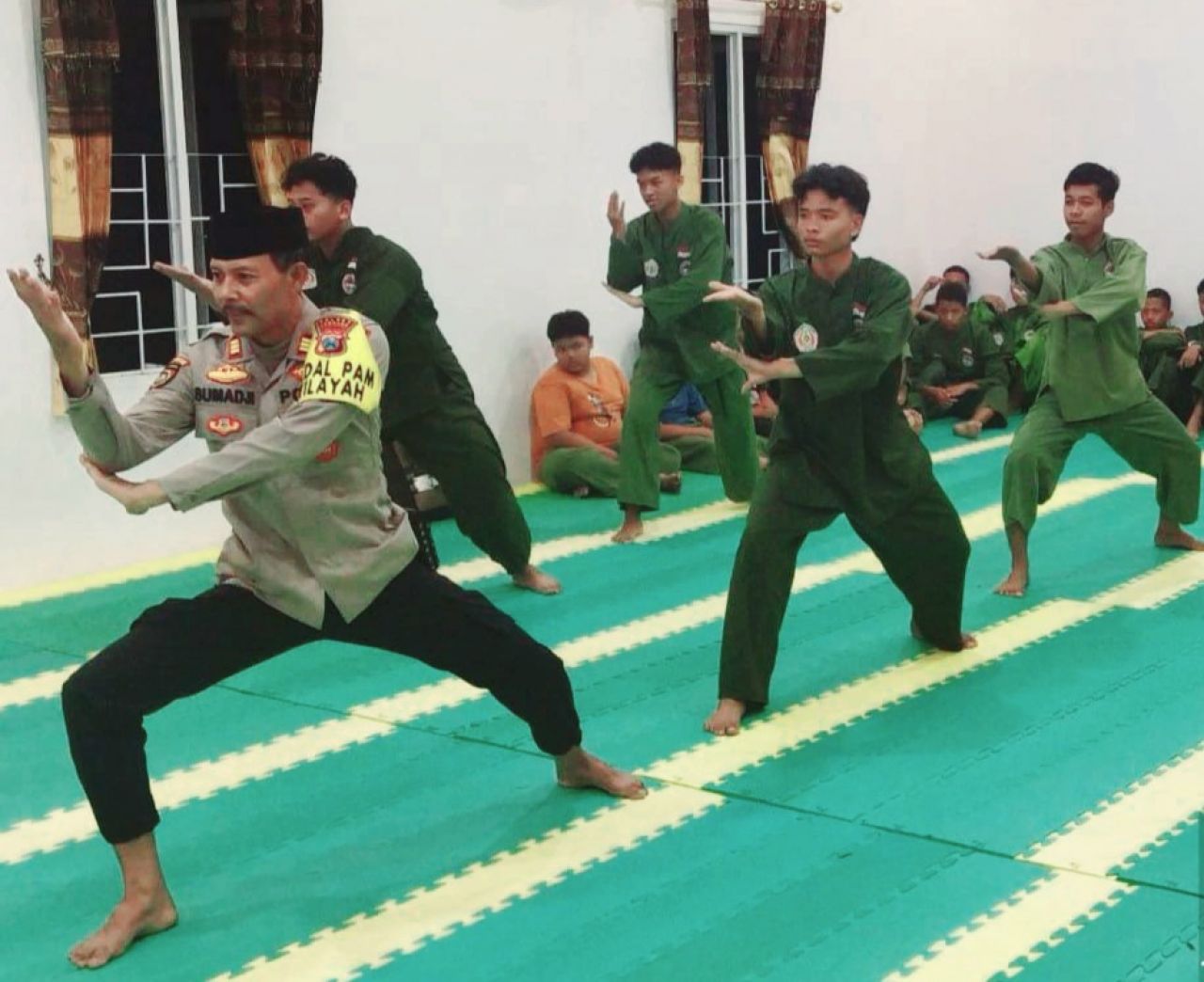 Kapolsek Bandarkedungmulyo AKP Sumadji turut mengikuti latihan Persinas Asad di Desa Pucangsimo saat rutin gelar giat KOPIMAS (foto : penmasresjbg/darmanto_beritaformat.com)