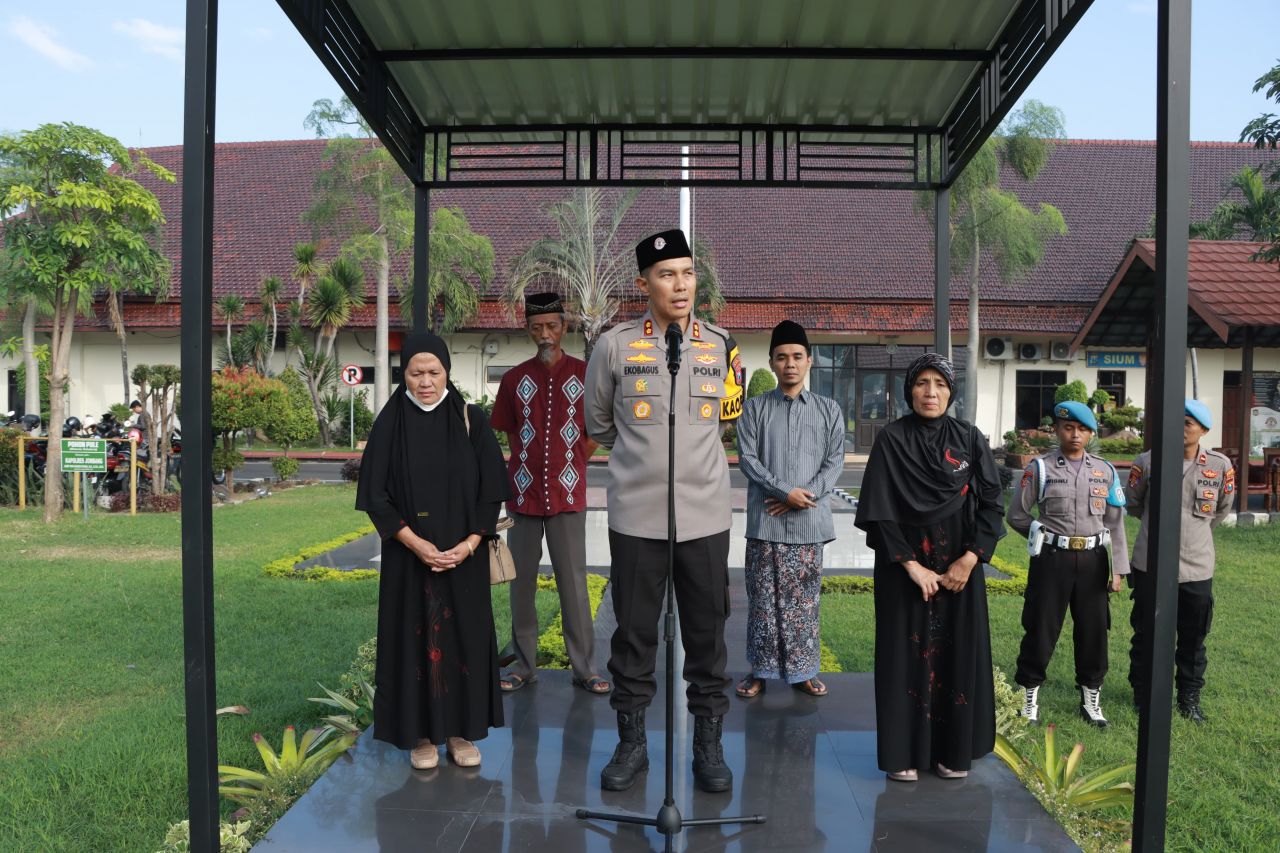 Kapolres Jombang AKBP Eko Bagus Riyadi ajak keluarga Briptu Rian untuk melaksanakan do'a bersama dihalaman Mapolres Jombang (foto : penmasresjbg/darmanto_beritaformat.com)