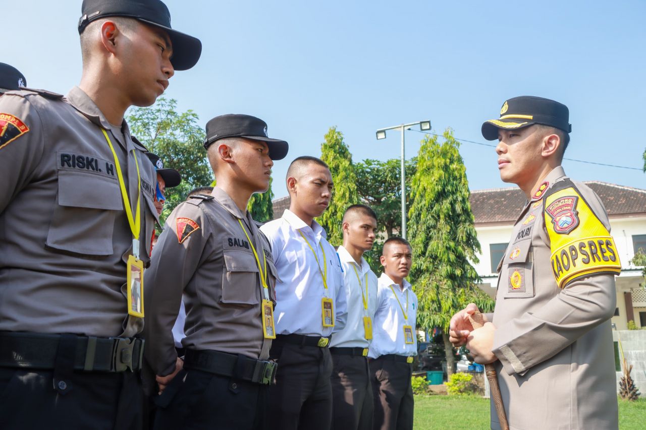 Kapolres Jombang AKBP Eko Bagus Riyadi memberikan arahan pada anggota Polres Jombang sesaat setelah apel pagi untuk menghindari judi online (foto : penmasresjbg/darmanto_beritaformat.com)