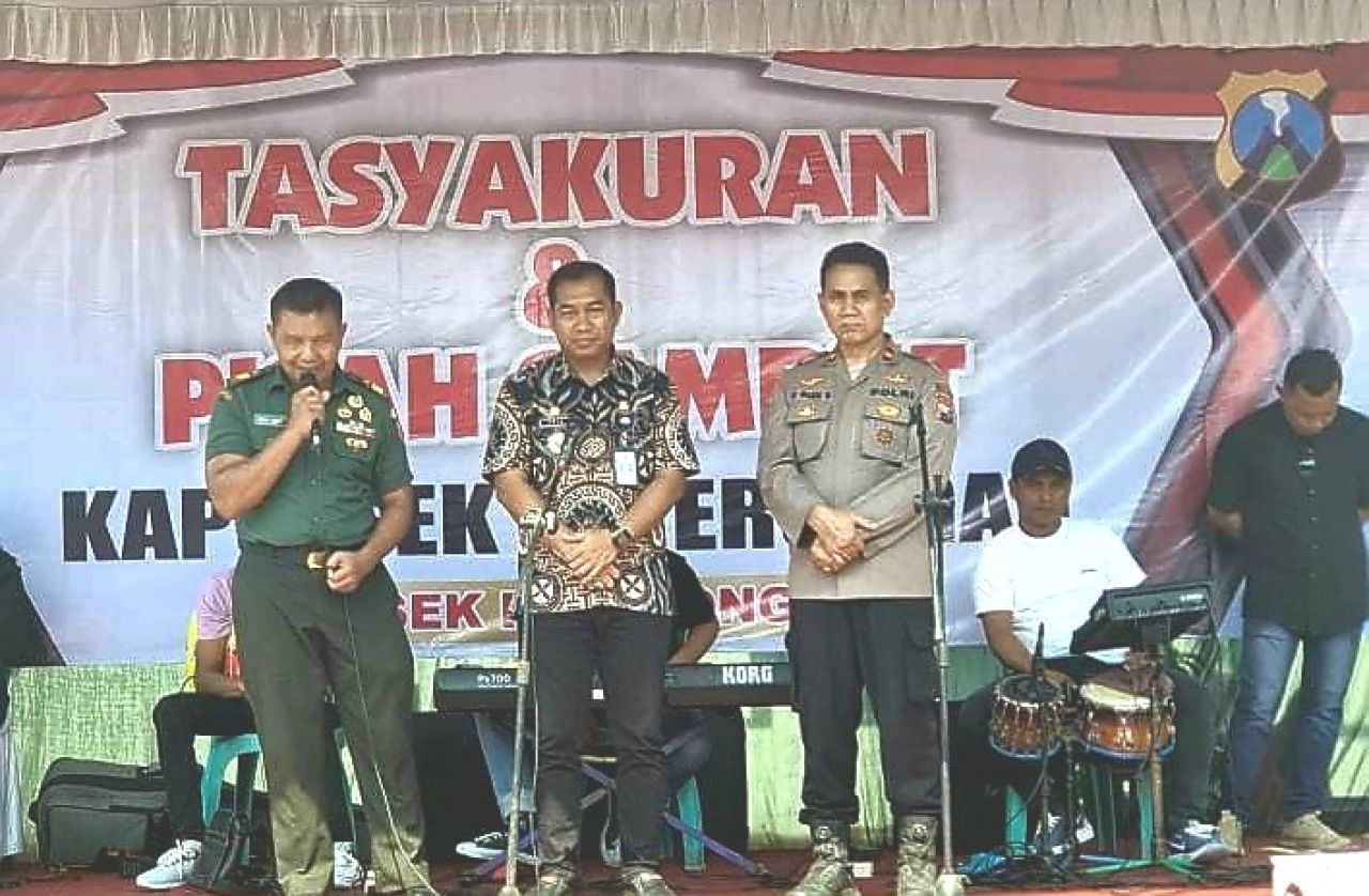Dari kiri ke kanan Danramil, Camat dan Kapolsek Peterongan yang baru saat acara pisah sambut di Mapolsek Peterongan (foto : darmanto_beritaformat.com)