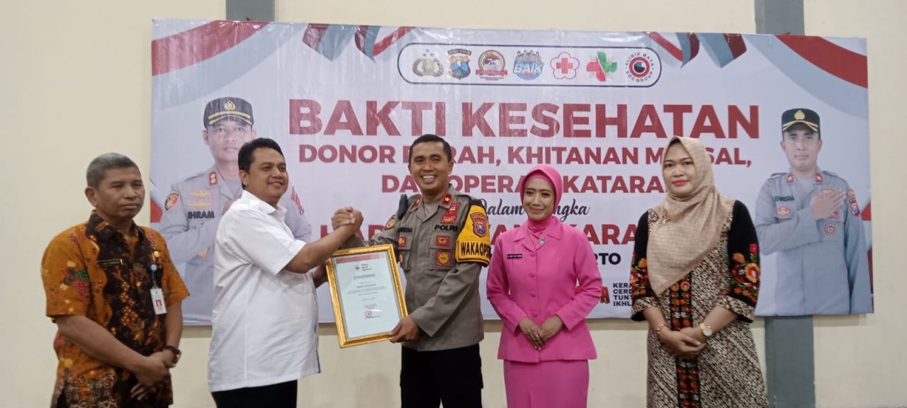 Kapolres Mojokerto AKBP Ihram Kustarto melalui Wakapolres Mojokerto Kompol Yulie Khrisna melaksanakan Bakti Kesehatan dalam rangka memperingati HUT Bhayangkara ke-78 (foto : penmasresmjk/erick_beritaformat.com)