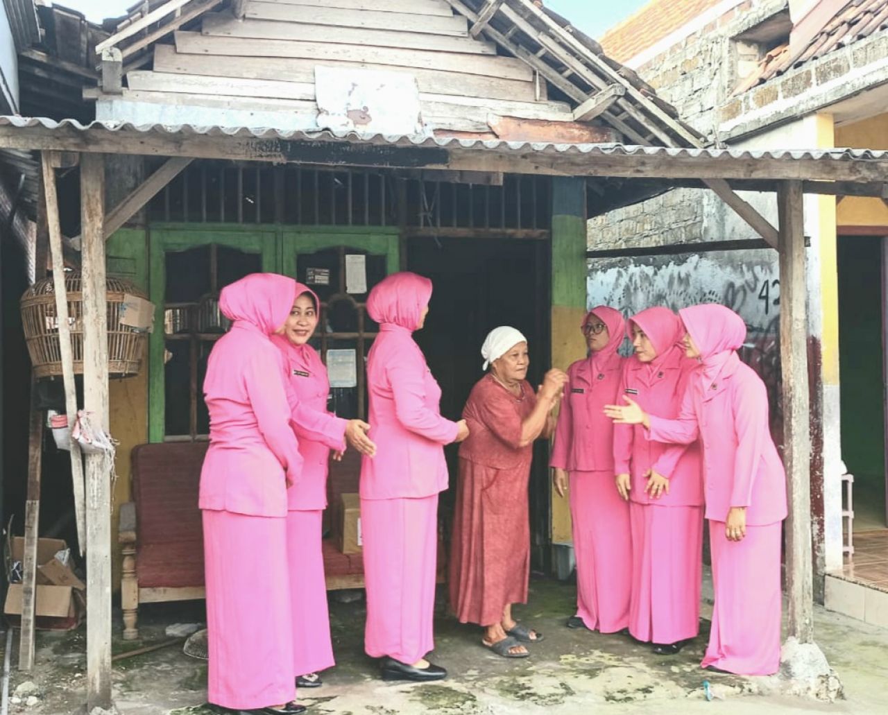 Latifa salah satu penerima sembako dalam giat Baksos Bhayangkari Ranting Benjeng (foto : penmasresgresik/dwi_beritaformat.com)