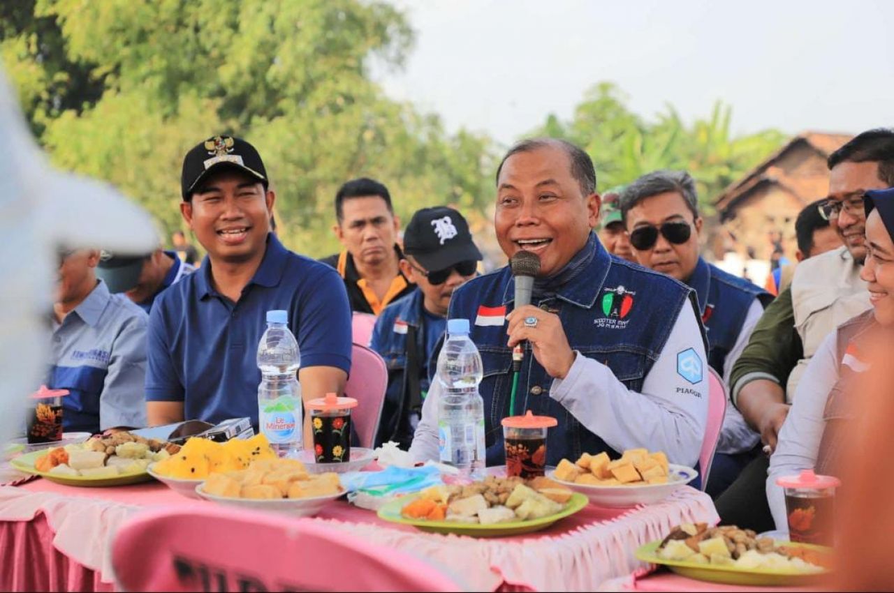 Pj.Bupati Jombang Sugiat,S.Sos.M.Psi.T., (kanan) bersama Camat Peterongan Moh.Erik Arif (kiri) saat membuka acara bersih sungai (foto: humaskabjbg/darmanto_beritaformat.com)