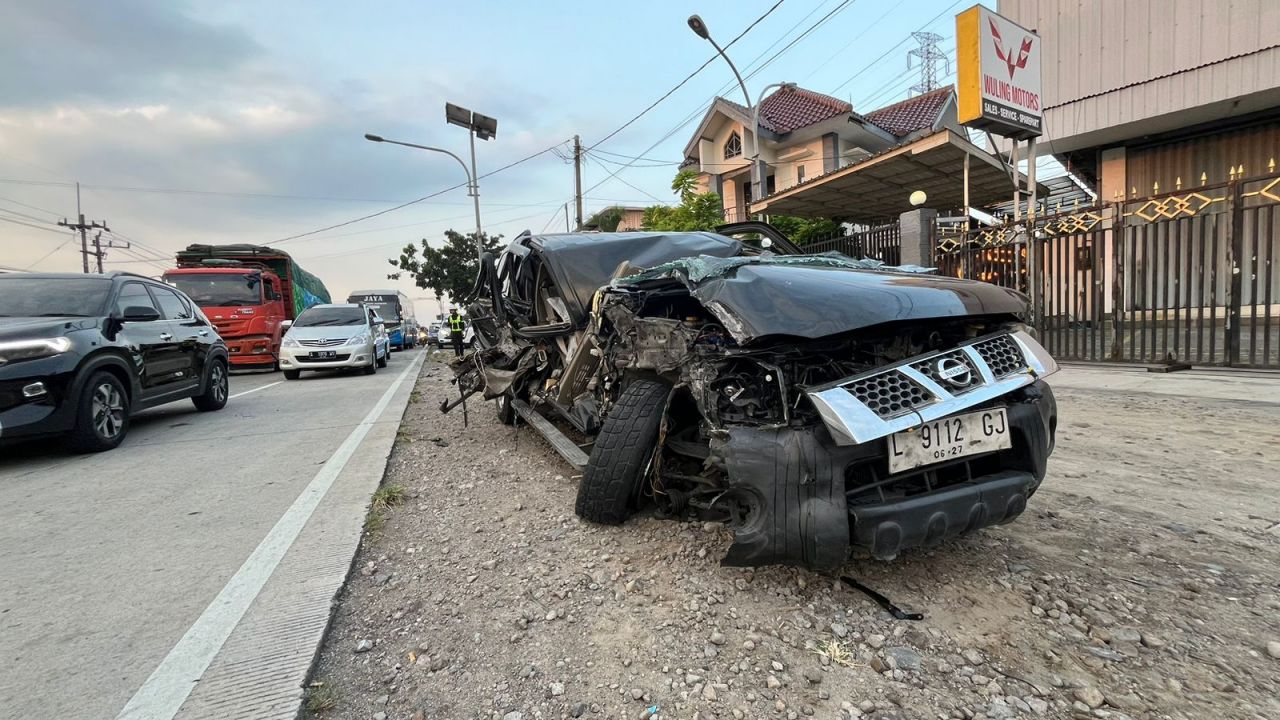 Kondisi mobil yang dikendarai korban meninggal ringsek tak berbentuk (foto : erick_beritaformat.com)