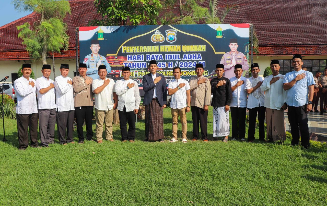 Kapolres Jombang AKBP Eko Bagus Riyadi bersama pengasuh Ponpes, Pantin Asuhan, Takmir Masjid/Musholla dan tokoh masyarakat saat acara penyerahan hewan qurban di halaman Mapolres Jombang (foto : penmasresjbg/darmanto_beritaformat.com)