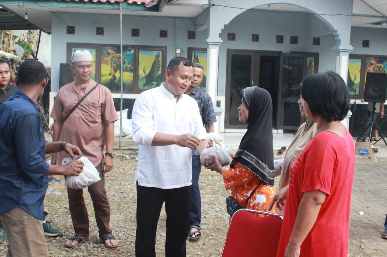Kasdim 0619/PWK Mayor Arm Sulkhan membagikan daging hewan qurban kepada masyarakat yang kurang mampu diseputar Makodim (foto : pendim0619pwk/v-to_beritaformat.com)