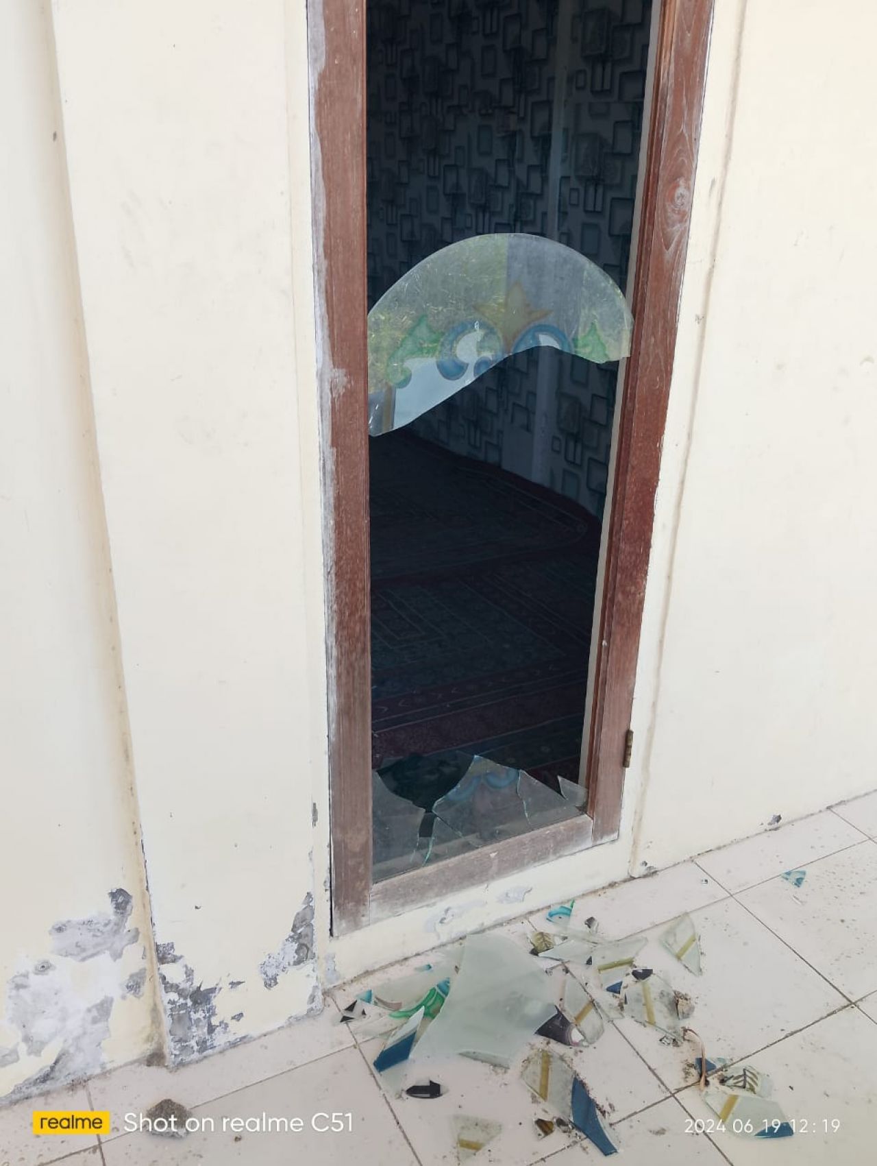 Kondisi jendela kantor LSM-FSPR yang kacanya pecah pasca diduga dilempar batu oleh sejumlah orang tak dikenal (foto : lsmfspr/jun_beritaformat.com)