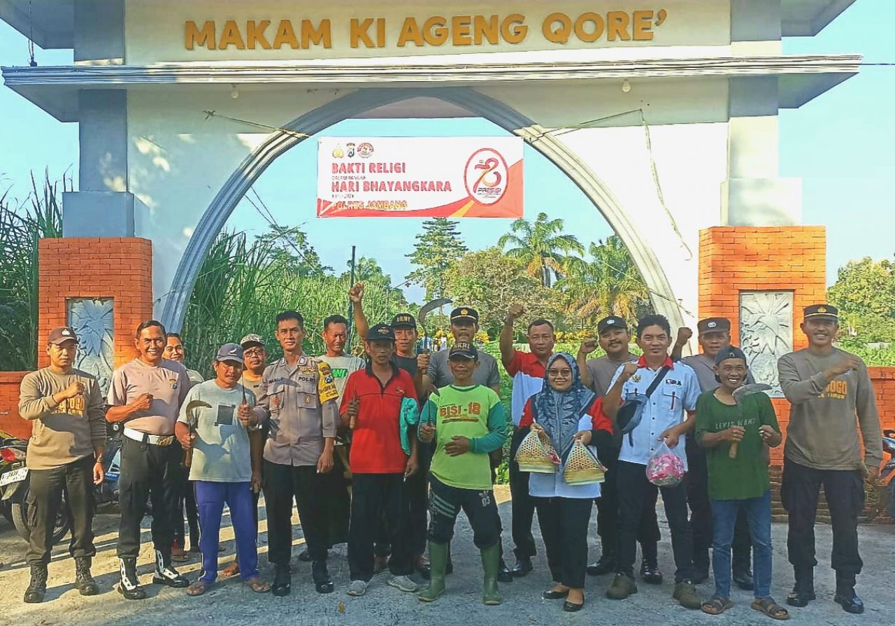 Anggota Polsek Bandarkedungmulyo bersama masyarakat Desa Brodot melaksanakan giat bersih-bersih makam Ki Ageng Qore' dalam rangka menyambut HUT Bhayangkara ke-78 (foto : penmasresjbg/darmanto_beritaformat.com)