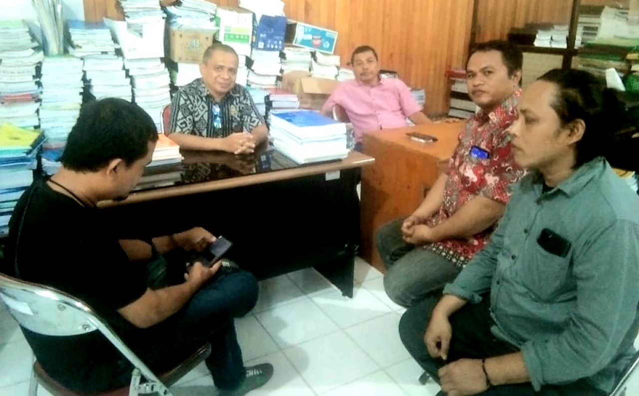 Awak media saat bertandang menemui Ka.Bid PMD DPMD Kab. Donggala untuk melakukan klarifikasi (foto : asri_beritaformat.com)