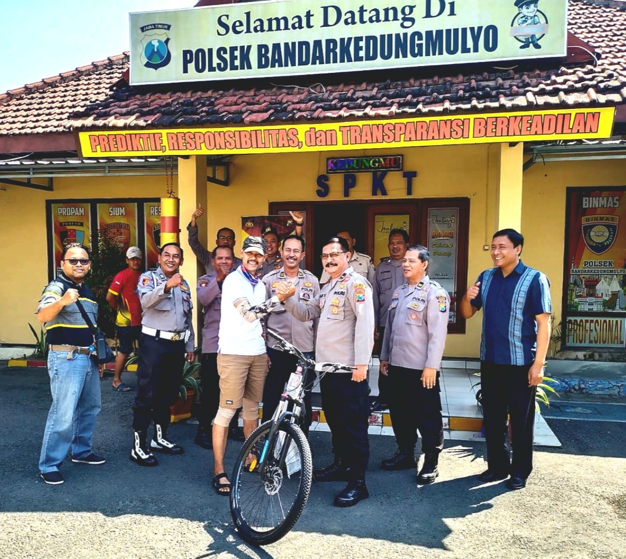 Kapolsek Bandarkedungmulyo serahkan langsung sepeda MTB kepada Iptu Imam Syafi'i yang akan purna tugas sebagai Kanit Provost Polsek Bandarkedungmulyo (foto : penmasresjbg/darmanto_beritaformat.com)