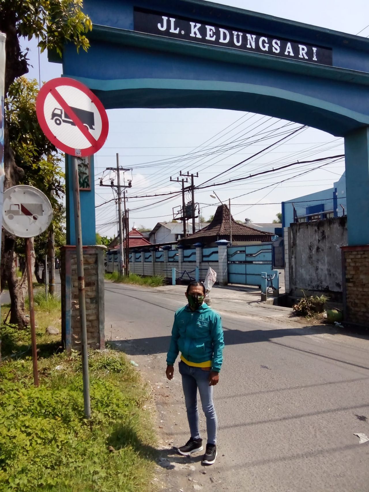 Tampak rambu larangan truk masuk ke jalan raya Kedungsari Kota Mojokerto yang masih terpasang jelas dan baik (foto : tim_beritaformat.com)