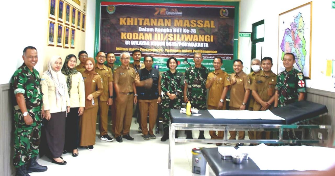 Anggota Kodim 0619/PWK bersama tenaga medis RS. Gunung Putri yang akan melaksanakan kegiatan sunatan masal memperingati HUT Kodam III Siliwangi ke-78 (foto : pendim0619pwk/v-to_beritaformat.com)
