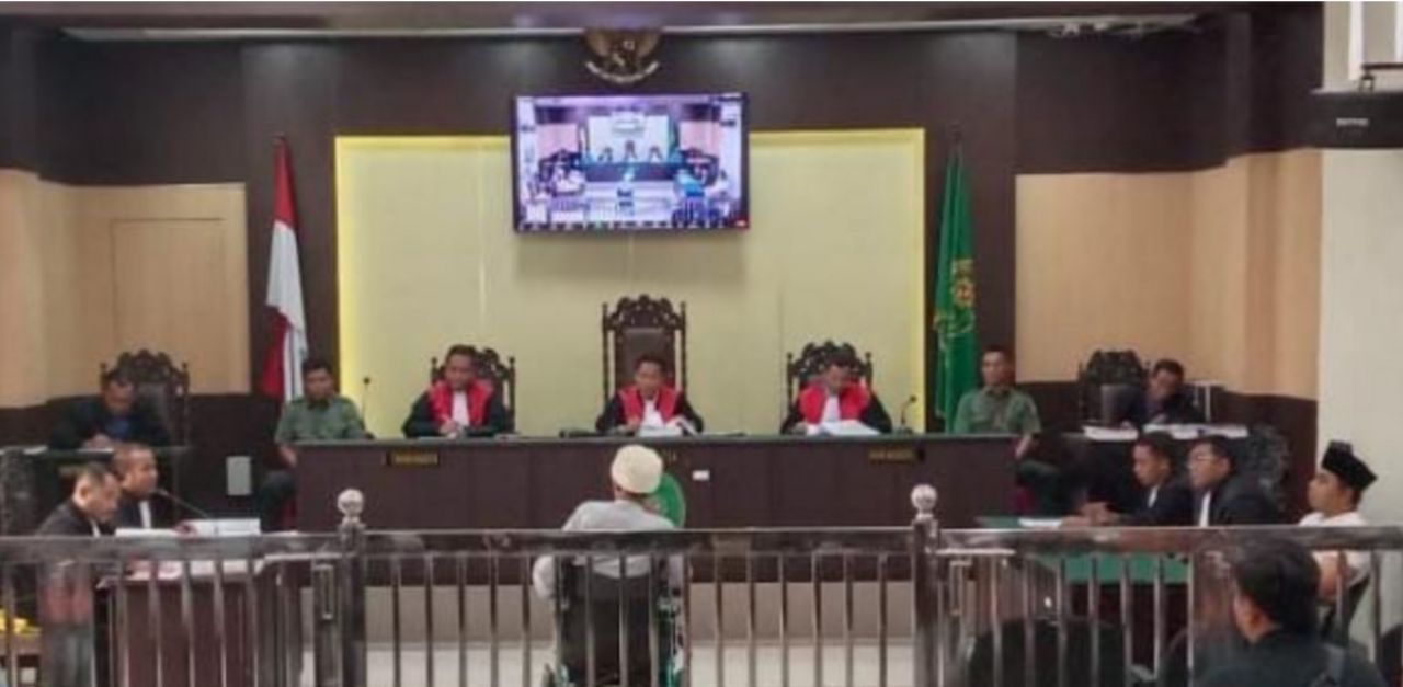 Suasana sidang pembacaan tuntutan yang pada akhirnya ditunda lagi oleh PN Sampang (foto : redaksi_beritaformat.com)