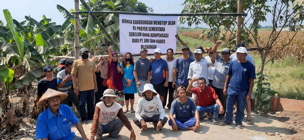 Petani terdampak saat melakukan aksi unjuk rasa meminta kompensasi pada PT. DMI dan menutup jalan akses ke proyek pembangunan pabrik (foto : redaksi_beritaformat.com)