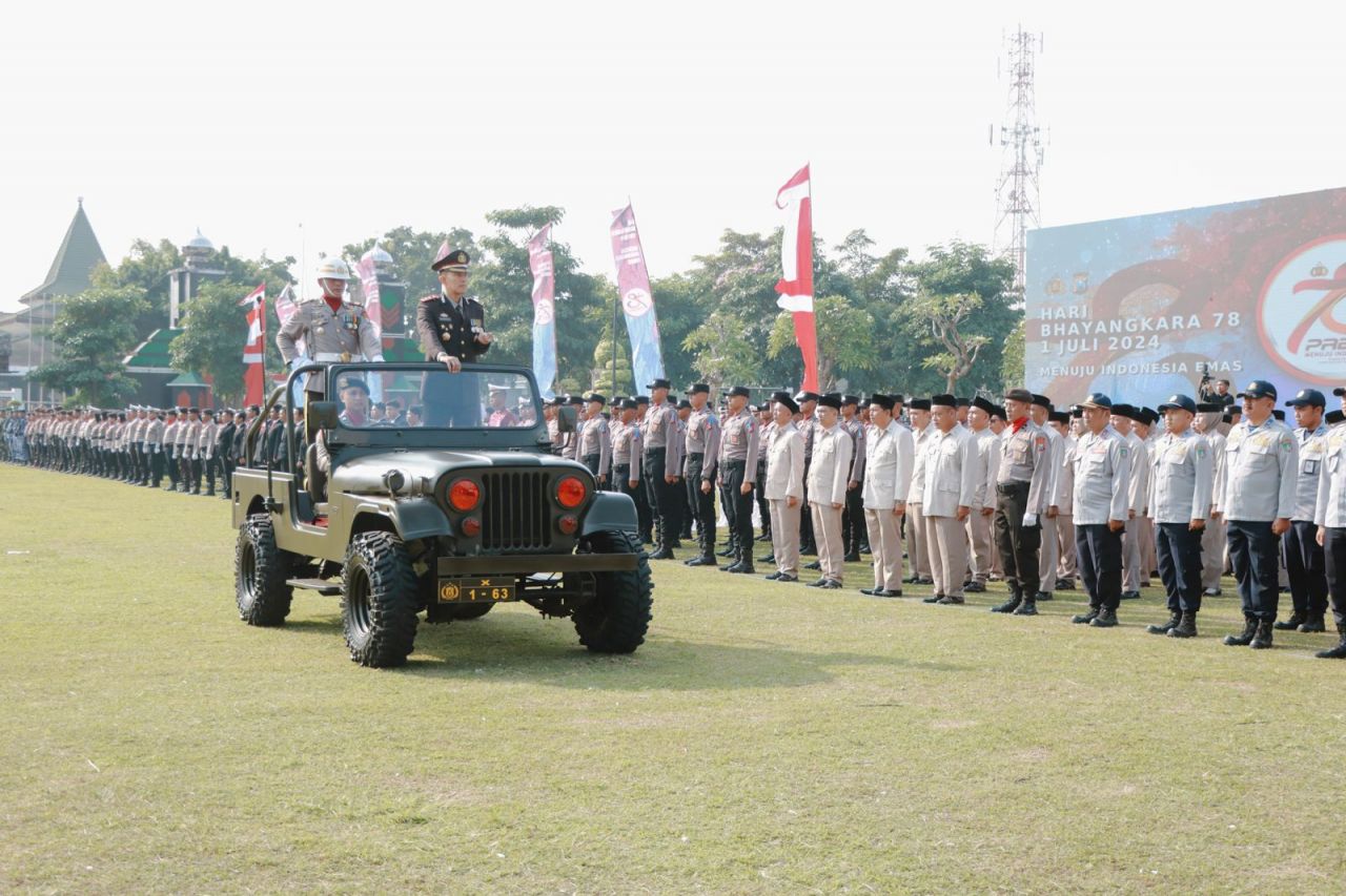 Kapolres Jombang AKBP Eko Bagus Riyadi cek kesiapan upacara HUT Bhayangkara ke-78 di alun-alun Jombang (foto : penmasreskabjbg/darmanto_beritaformat.com)