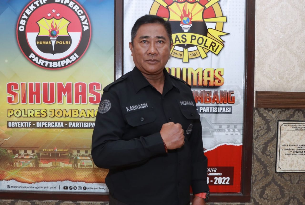 Kepala Seksi (Kasi) Humas Polres Jombang Iptu Kasnasin saat memberikan keterangan dihadapan awak media (foto : darmanto_beritaformat.com)