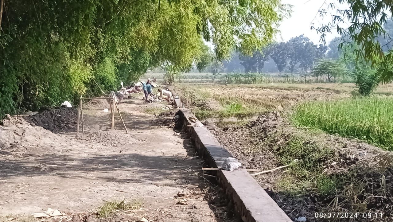 Pembangunan tembok penahan jalan persawahan sebagai upaya Pemdes Keras untuk meningkatkan hasil pertanian dan memperlancar akses warga (foto : darmanto_beritaformat.com)
