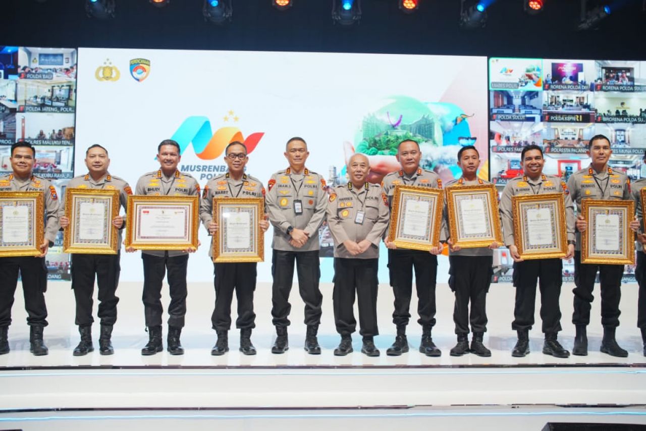 AKBP Eko Bagus Riyadi paling kanan saat menerima penghargaan kategori pelayanan prima predikat A dari Kemen-PAN RB di The St Regis Jakarta (foto : penmasresjbg/darmanto_beritaformat.com)