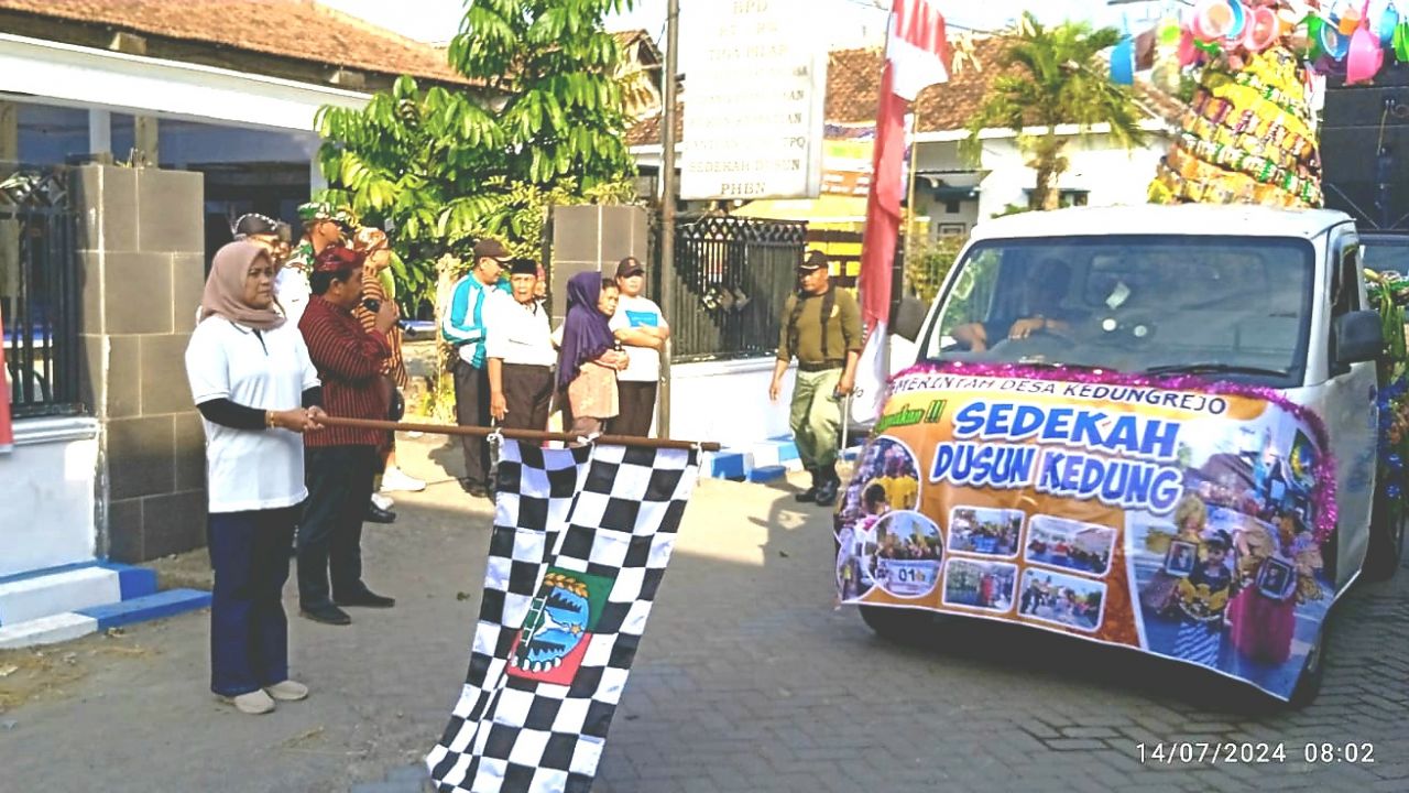 Plt Camat Megaluh Ummi Salamah,S.E.,M.M., memberangkatkan peserta pawai budaya dalam rangka sedekah bumi Dusun Kedung (foto : darmanto_beritaformat.com)