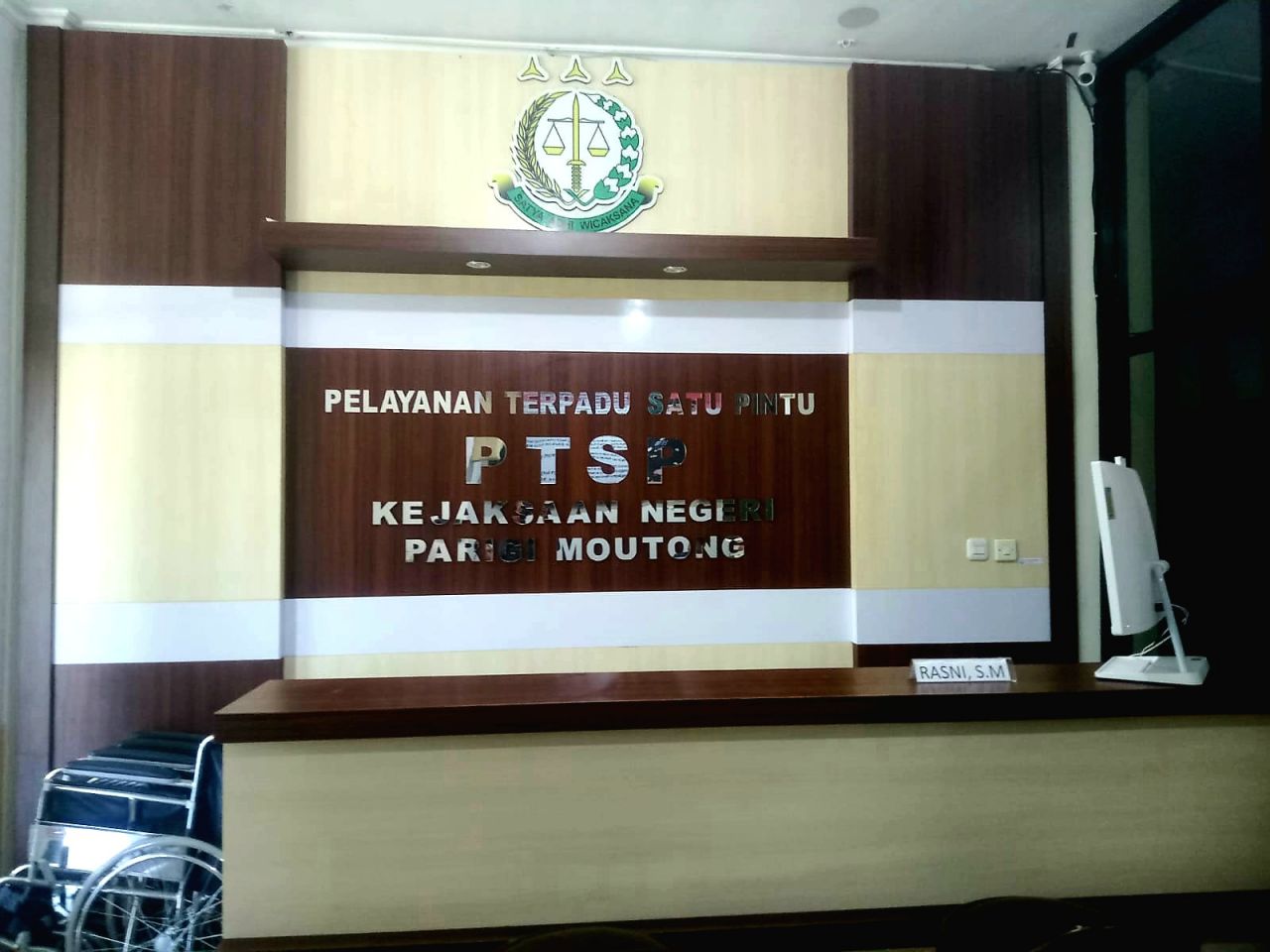 Awak media saat berkunjung ke kantor Kejari Parigimoutong (foto : tim/redaksi_beritaformat.com)