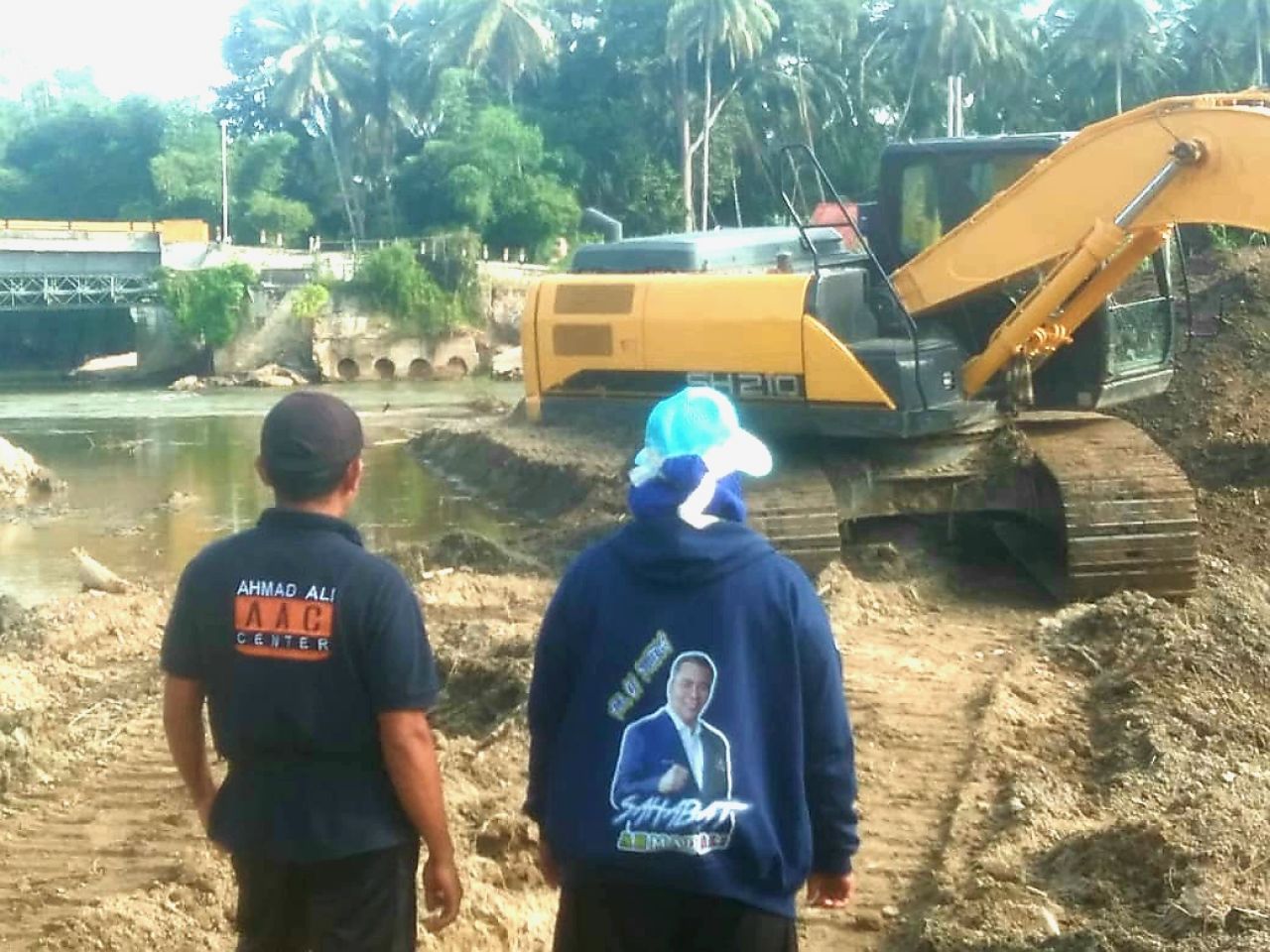 Alat berat bantuan dari Ahmad Ali sedang menormalisasi sungai Lambunu (foto : asri_beritaformat.com)