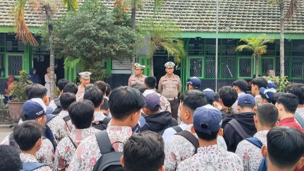 Kanit Gakkum Satlantas Polres Jombang Iptu Anang Setiyanto memberikan edukasi pada siswa siswi SMPN 5 Jombang untuk mencegah terjadinya kecelakaan lalulintas saat berkendara dijalan (foto : penmasresjbg/darmanto_beritaformat.com)