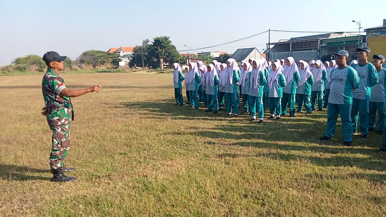 Kopka Fauzi Babinsa Koramil 0817/08 Cerme latih siswa siswi Mts Tarbiyatul Aulad Wedani baris berbaris (foto : pendim0817-08/hartono_beritaformat.com)