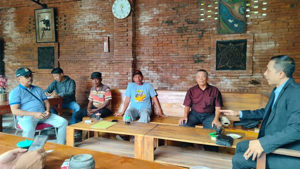 Mediasi antara Kuasa Hukum warga yang dihadiri Kades Wonodadi, Kapolsek Kutorejo, BTR, MIN, PI dan anggota reskrim Polsek Kutorejo di kantin Polsek (foto : redaksi_beritaformat.com)