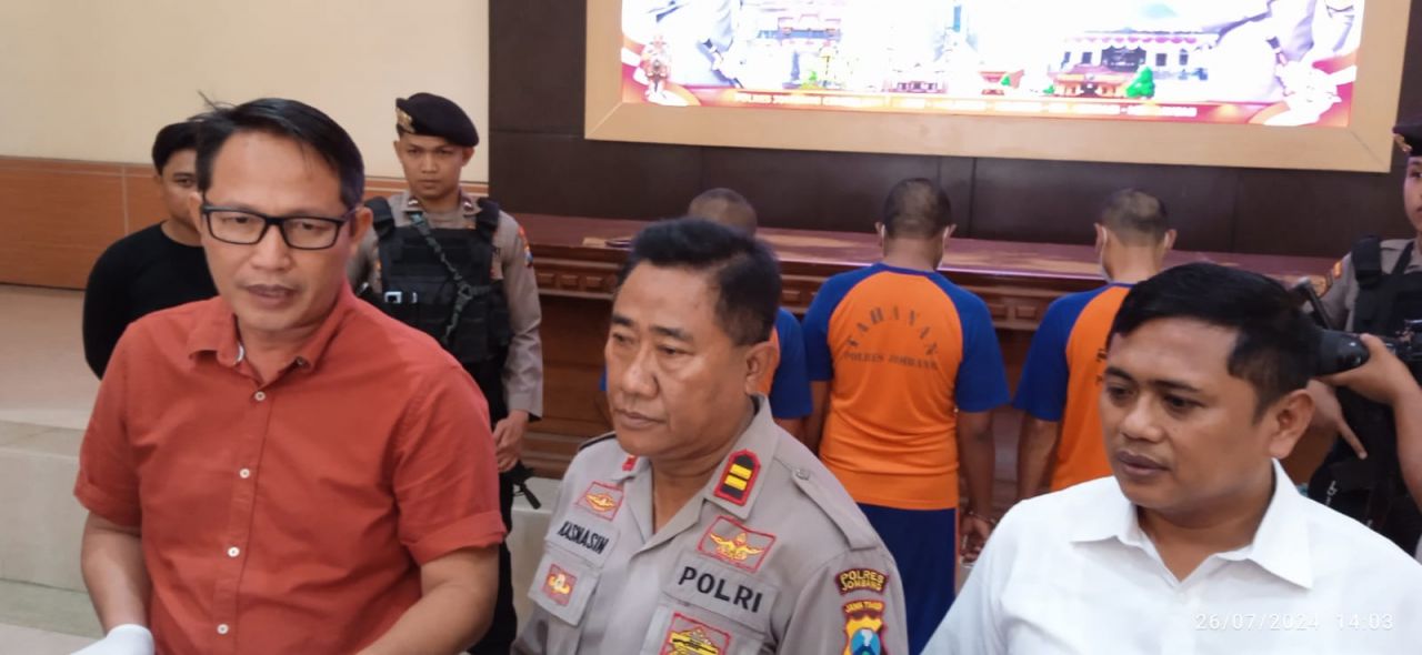 Kasat Narkoba AKP Ahmad Yani didampingi Kasi Humas Polres Jombang Iptu Kasnasin saat pres rilis pengembangan laka lantas di Mapolres Jombang (penmasresjbg/darmanto_beritaformat.com)