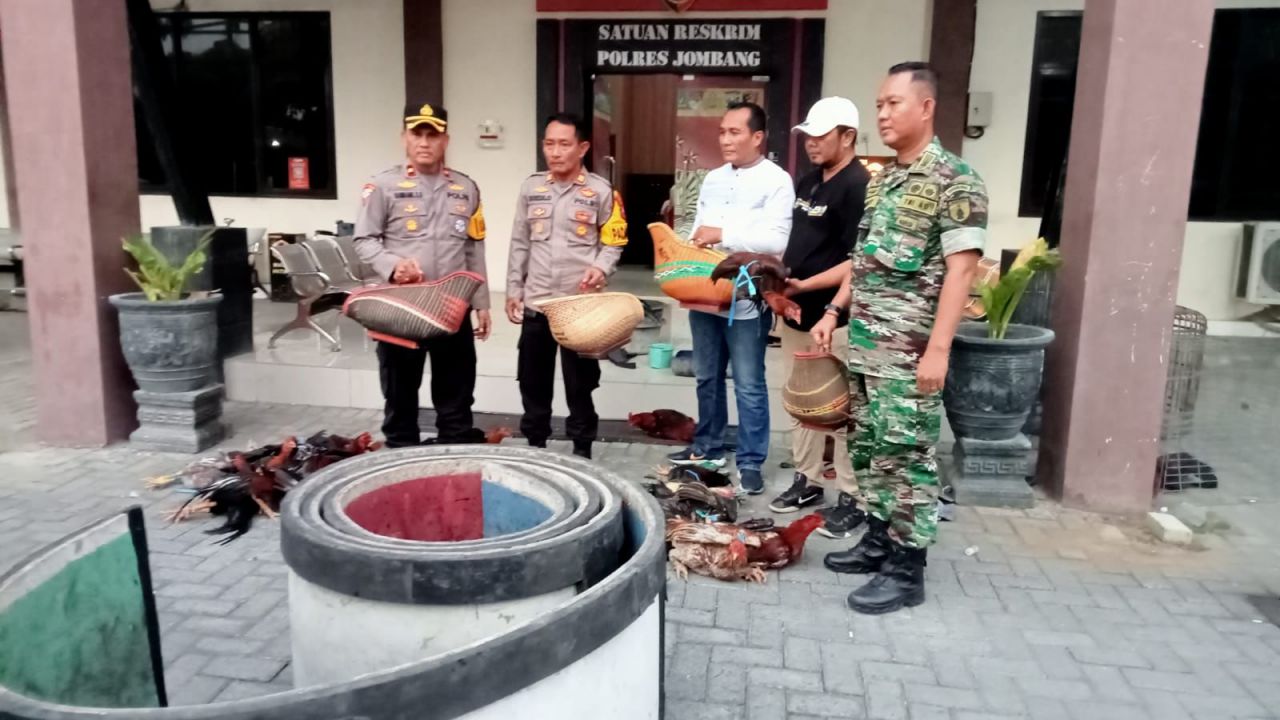 Tim gabungan Polres Jombang dan TNI berhasil menggerebek arena judi ayam dan mengamankan sejumlah barang bukti (penmasresjbg/darmanto_beritaformat.com)