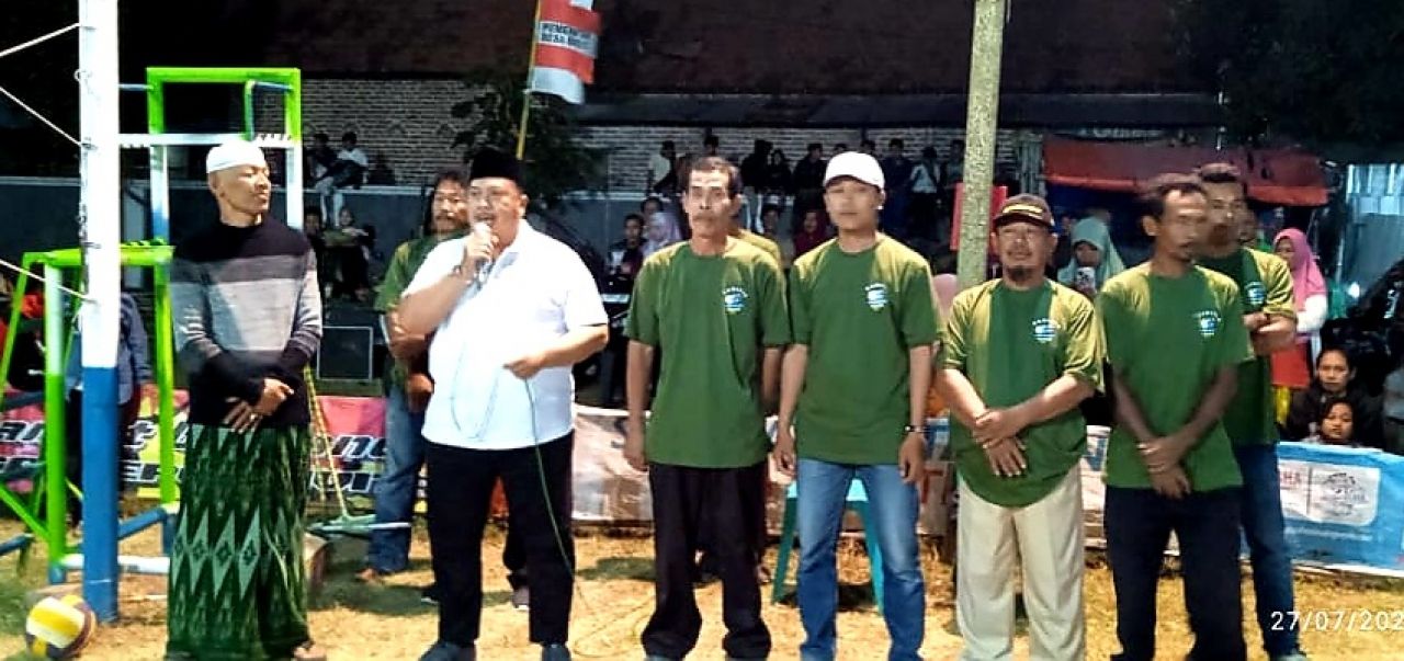 Warsubi saat membuka acara turnamen seduluran bola volly piala brodot cup ke 3 (foto : darmanto_beritaformat.com)