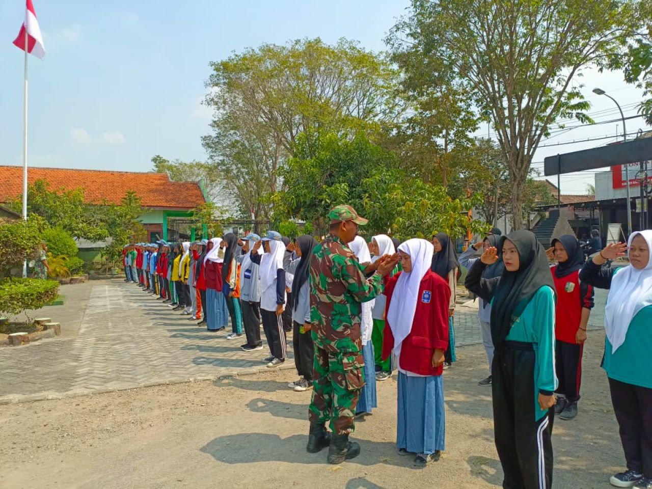Sertu Untung betulkan sikap sempurna hormat pada latihan paskibra (foto : penmilbenjeng/hartono_beritaformat.com)