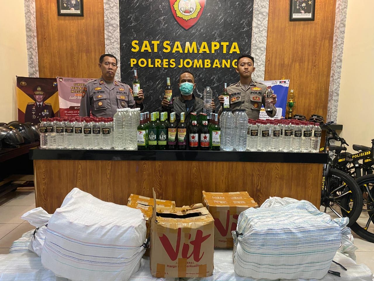 Kasat Samapta Polres Jombang Iptu Aly Efendi saat pers rilis hasil penggerebekan penjual miras di Jombang (foto : penmasresjbg/darmanto_beritaformat.com)