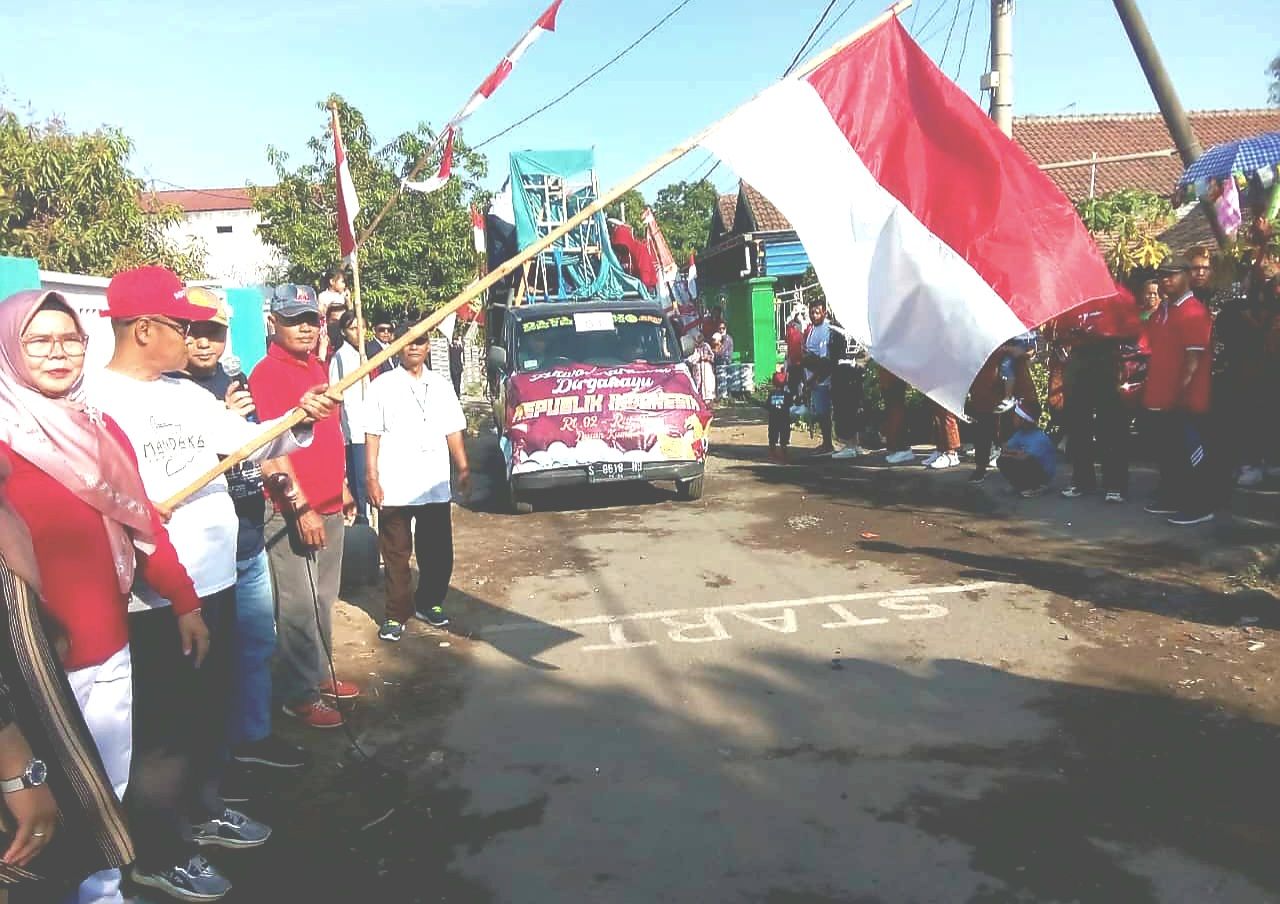 Kepala Desa Kumitir didampingi Istri dan Sekdes Kumitir memberangkatkan peserta karnaval Dusun Kumitir dari garis start (foto : harry_beritaformat.com)
