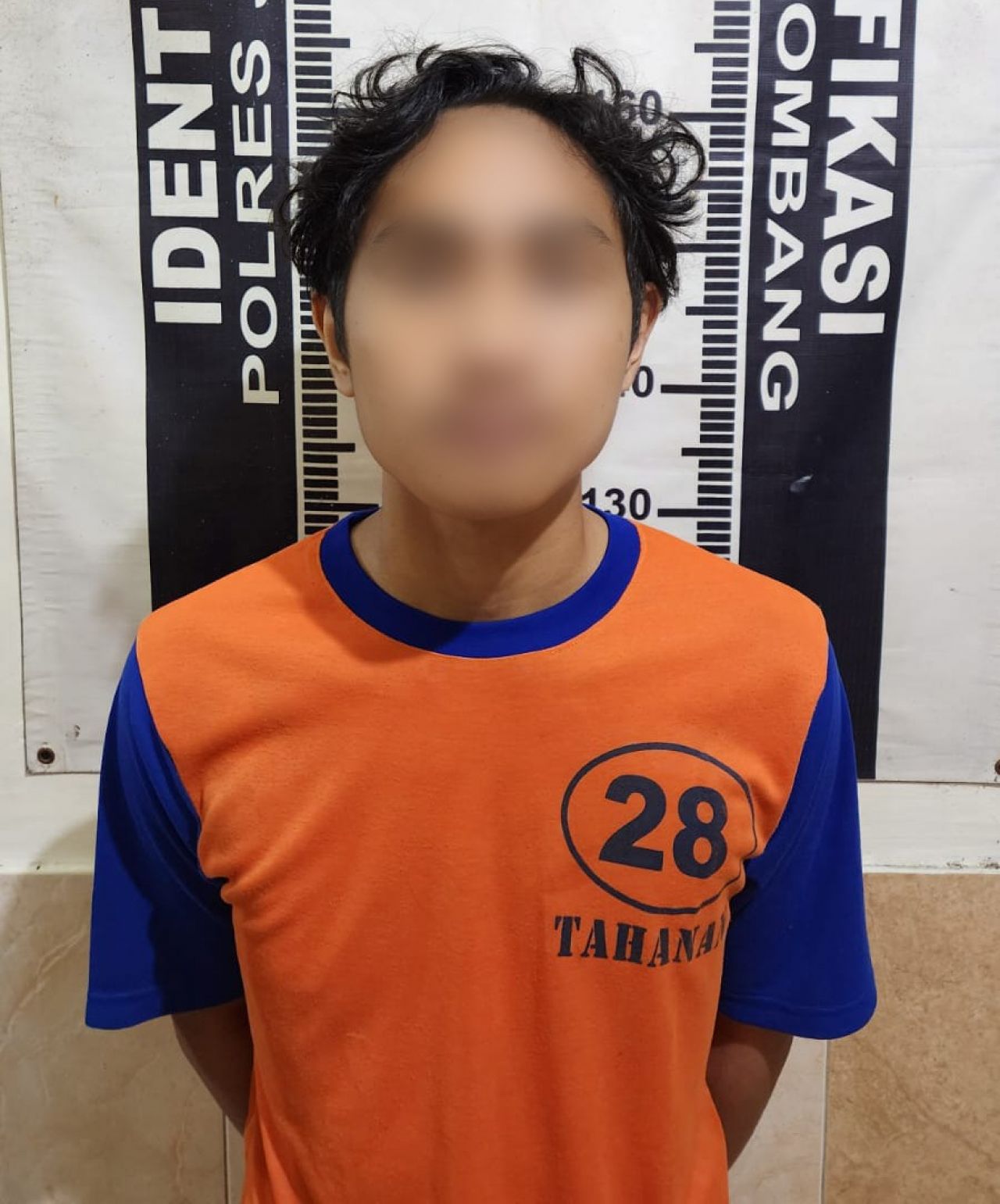 Tersangka MR mahasiswa asal kotawaringin timur yang di bekuk petugas setelah membobol apotek milik warga surabaya di jombang (foto : penmasresjbg/darmanto_beritaformat.com)