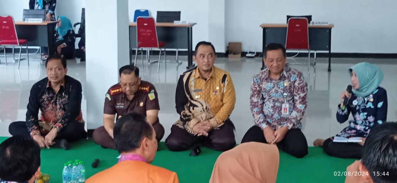 Dari kanan ke kiri Wor Windari Kepala DPMPTSP, Sekda Kab. Jombang Agus Purnomo, Pj. Bupati Jombang Teguh Narutomo, Kajari Jombang Agus Candra saat menggelar tasyakuran di kantor MPP simpang 3 (foto : darmanto_beritaformat.com)