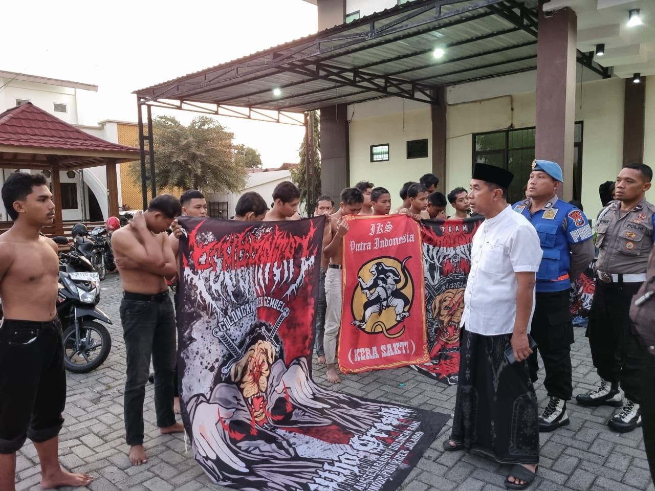 Sejumlah pesilat yang di amankan anggota Polsek jajaran Polres Jombang yang membawa spanduk provokatif dan mengganggu kenyamanan warga (foto : penmasresjbg/darmanto_beritaformat.com)