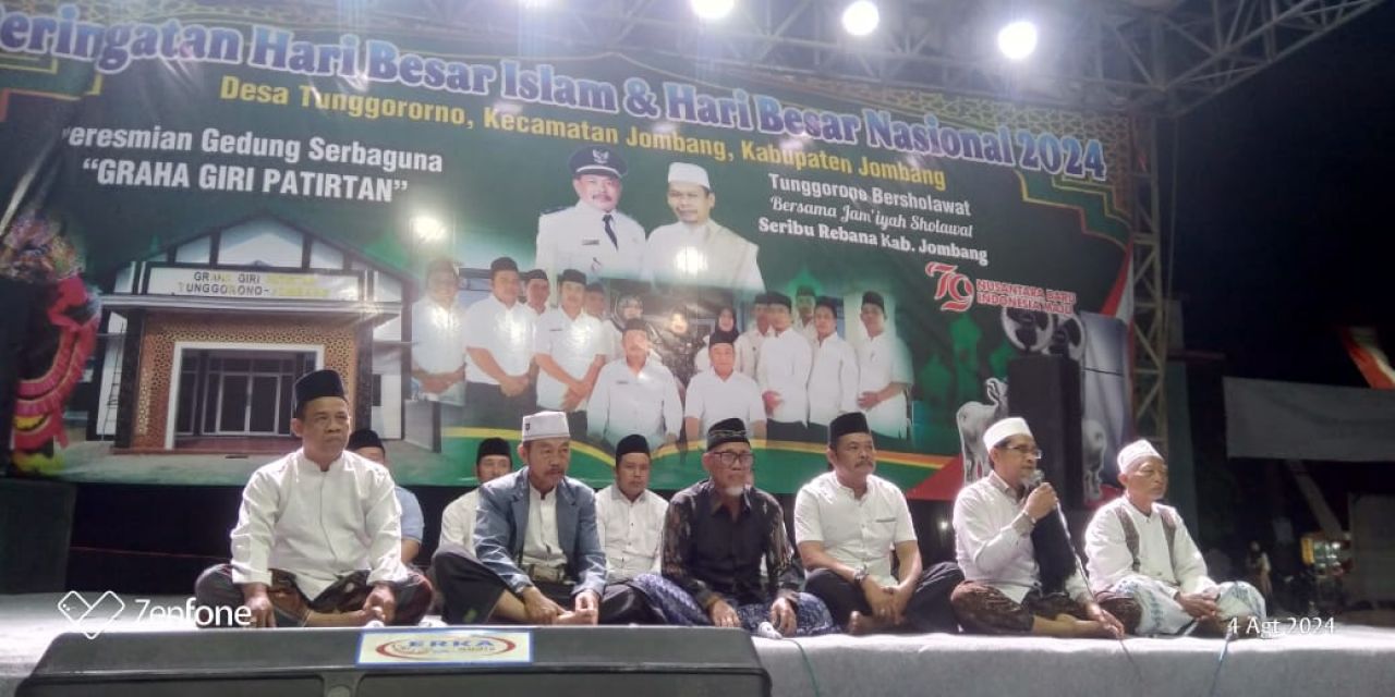 Kades Tunggorono Didik Dwi Mulyawan tiga dari kanan saat acara puncak pembacaan sholawat (foto : darmanto_beritaformat.com)