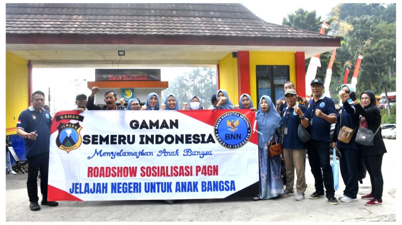 Anggota Yayasan Gaman Semeru Indonesia sosialisasikan P4GN pada pengunjung wisata air panas untuk memutus mata rantai peredaran Narkoba (foto : gsi/redaksi_beritaformat.com)